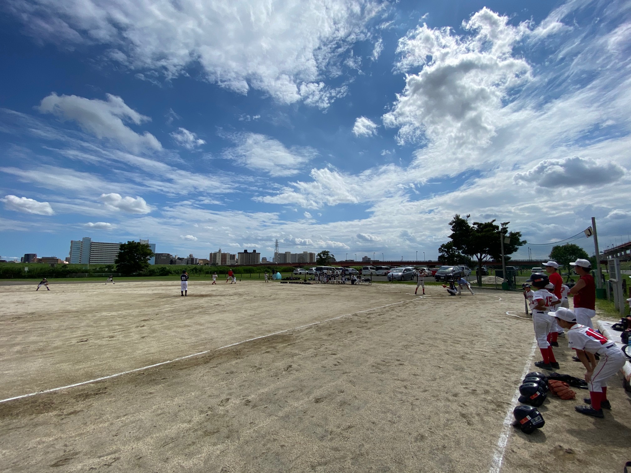 夏がきた！」っていう空の下での試合。やっぱり野球は夏だよね！