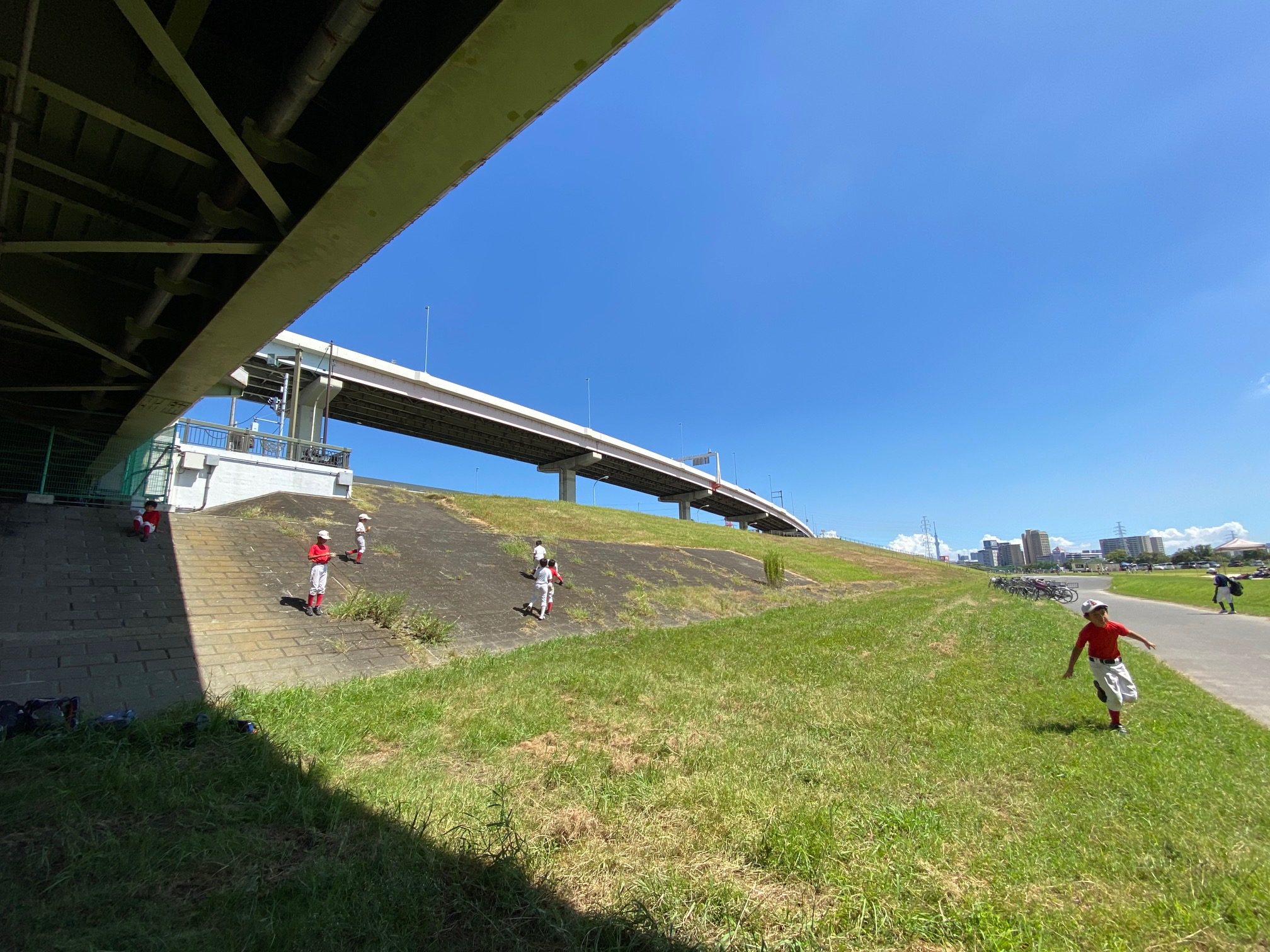 お昼は橋の下で。風が気持ちよかったです。