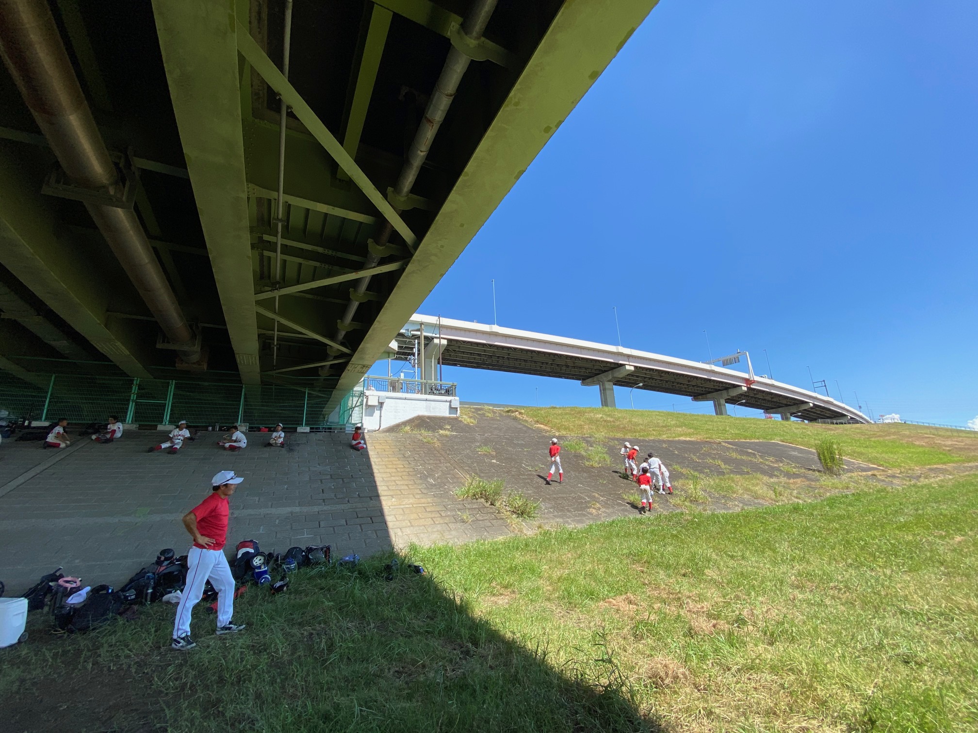 お昼は橋の下で。風が気持ちよかったです。