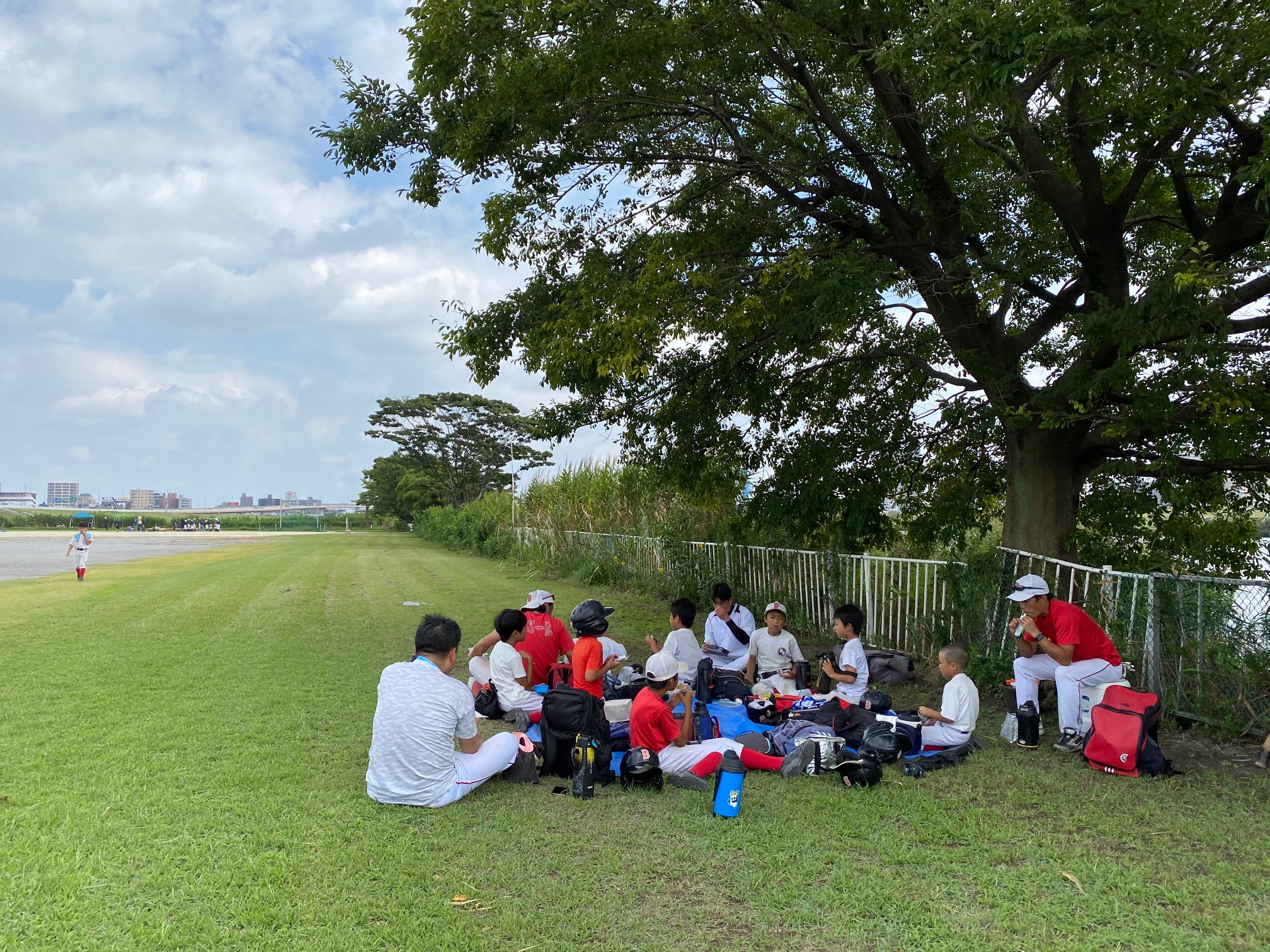 お昼ご飯は木陰で。誰かがオナラしただのなんだのワイワイ食べました😆