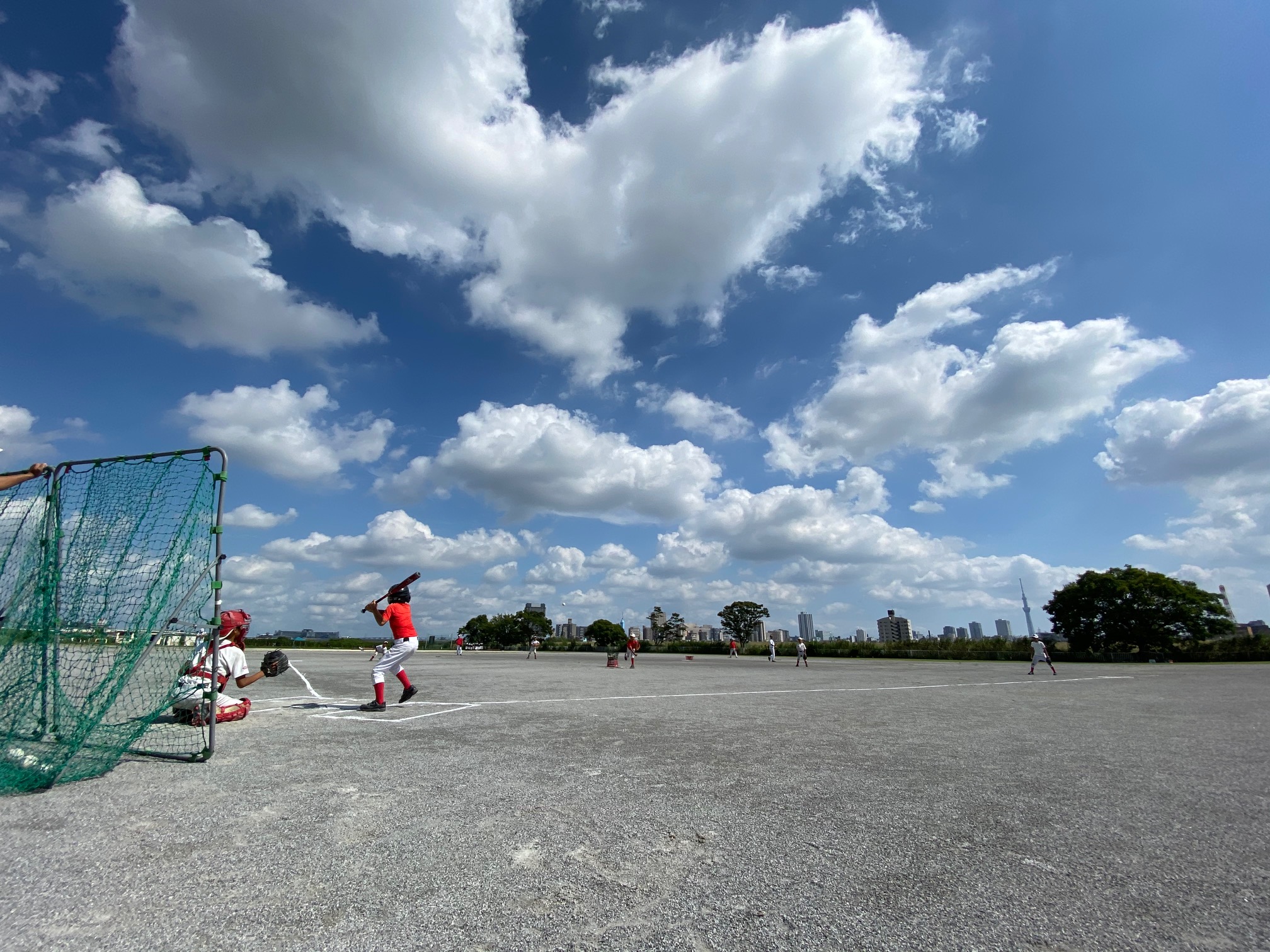 お昼ご飯は木陰で。誰かがオナラしただのなんだのワイワイ食べました😆