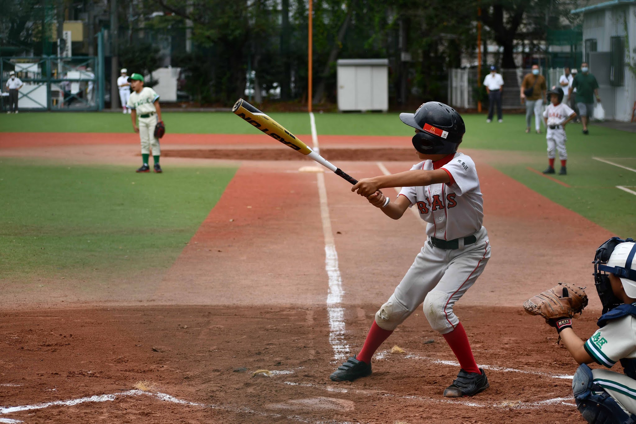 レフトくん、走りながらレフトフライに飛びついたけど勢いつきすぎて転倒してボールを落っことすも、すぐさま拾ってセカンドでアウト！いいプレーでした。