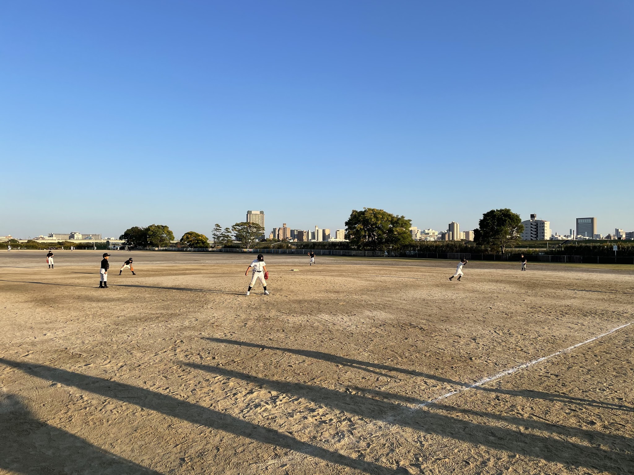 もう15時をすぎるとこんな感じで影が長くなります。冬が近づいています。