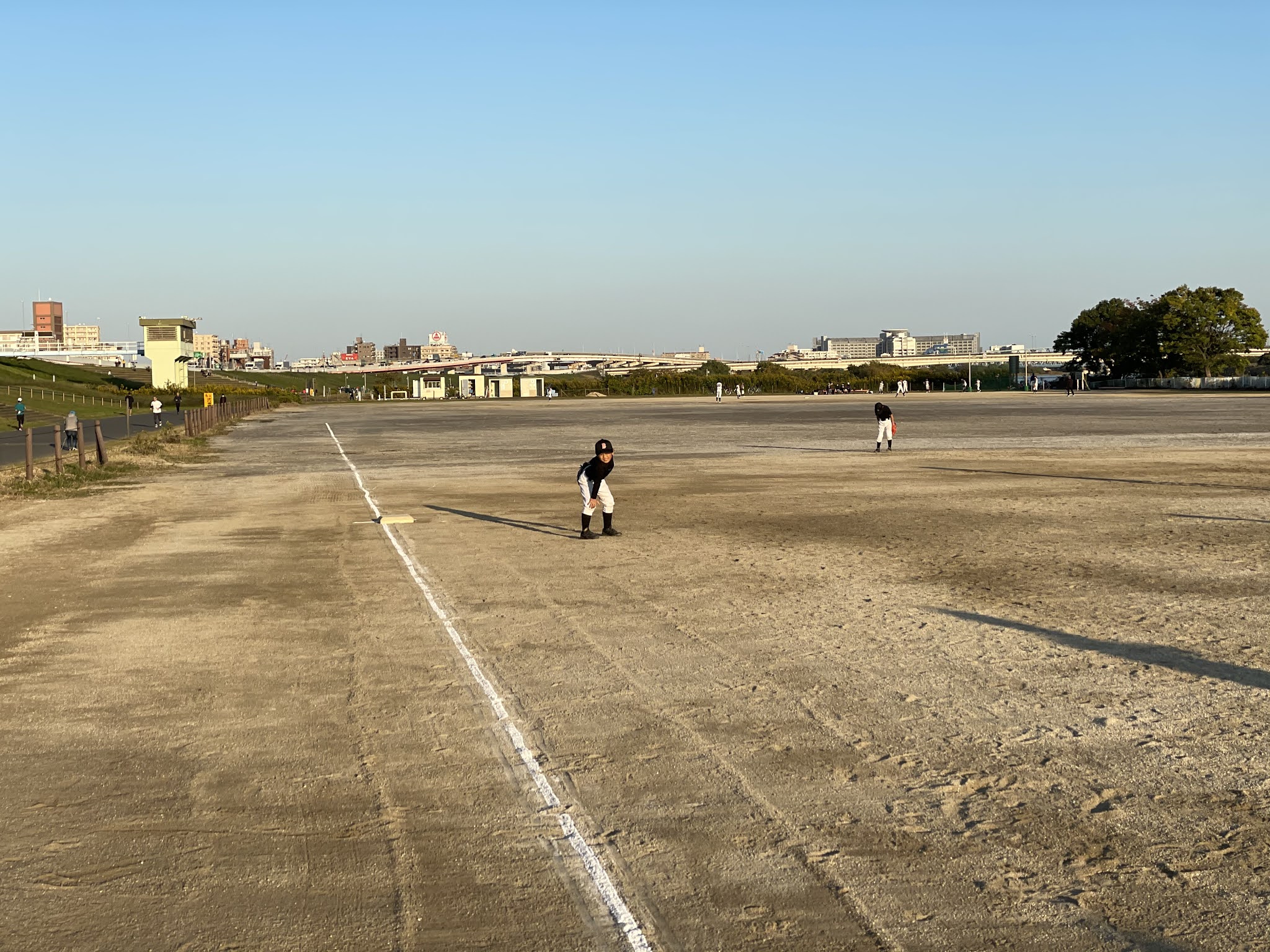 もう15時をすぎるとこんな感じで影が長くなります。冬が近づいています。