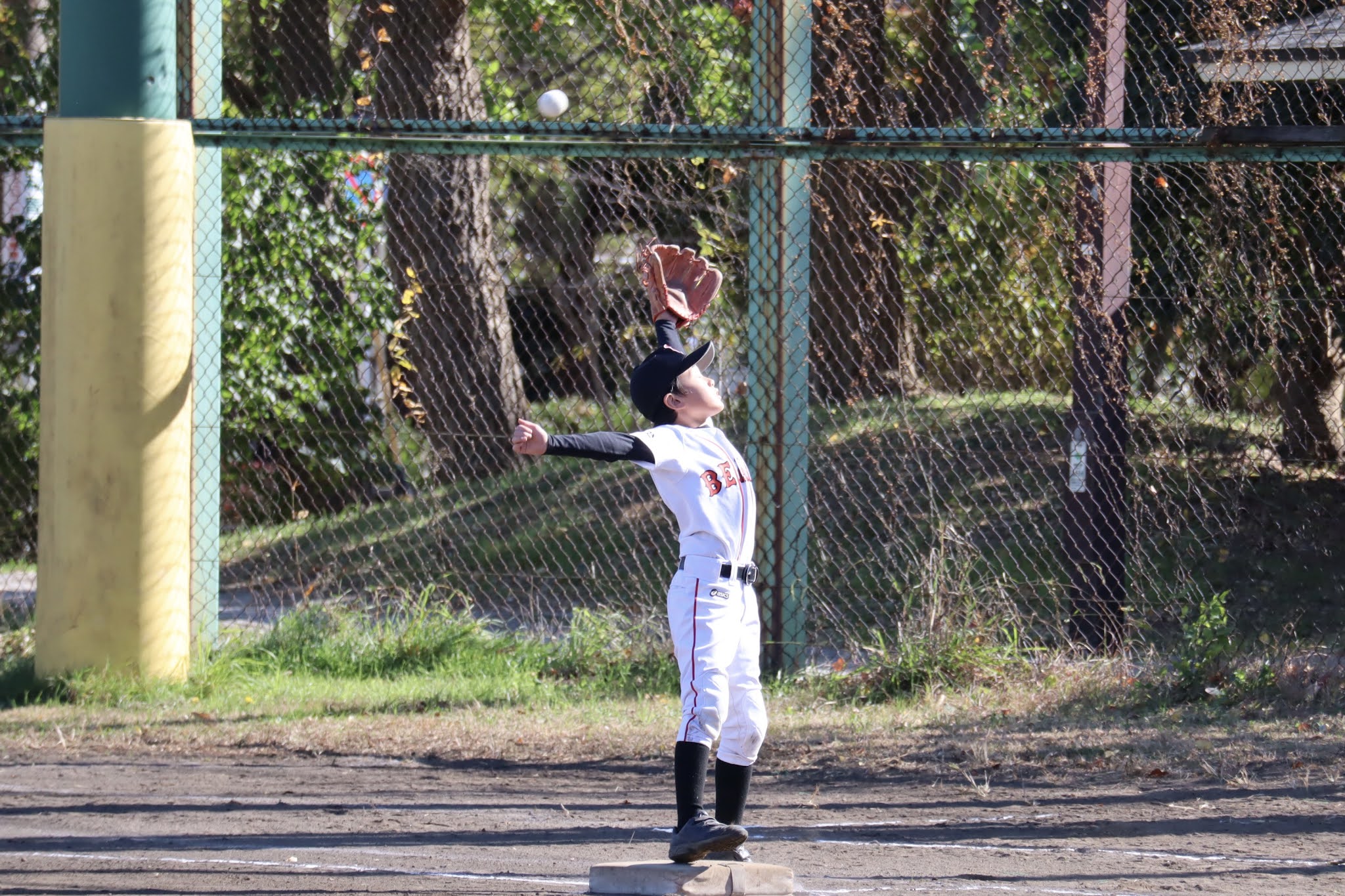 ファーストくん、悪送球とはいえジャンプくらいはしよう🤣