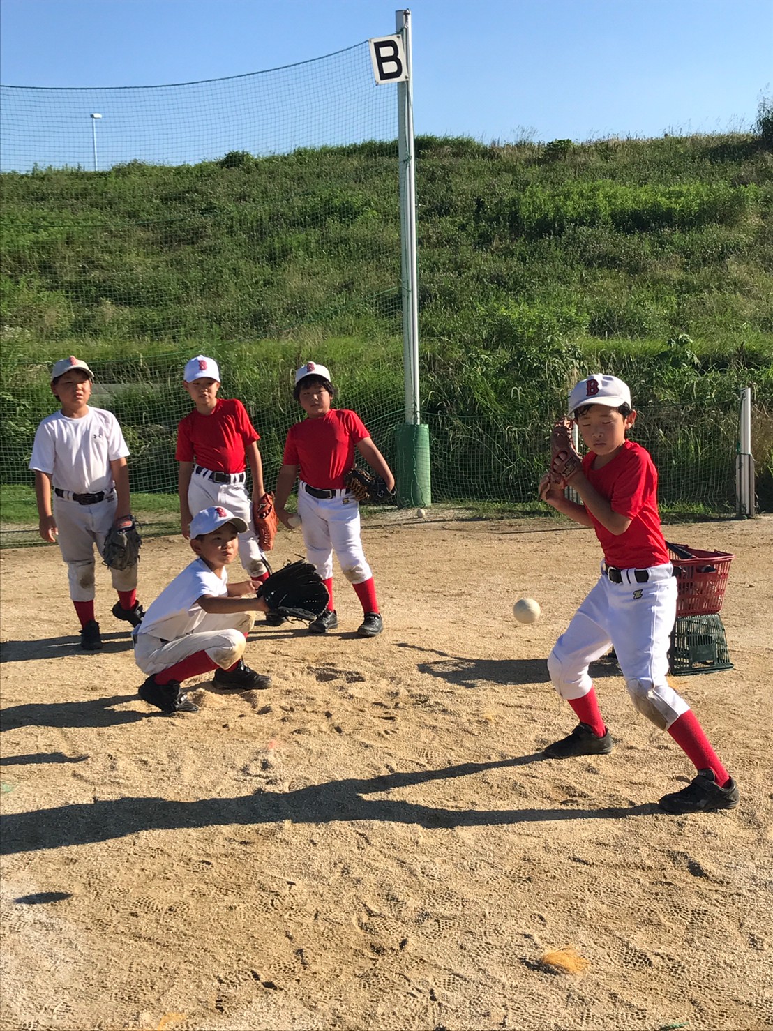 しまいにはバッターまで立ちはじめます