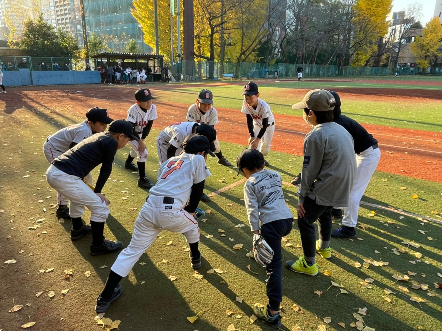 試合前はみんなで円陣<br>「絶対勝つぞーー！」「おー！」