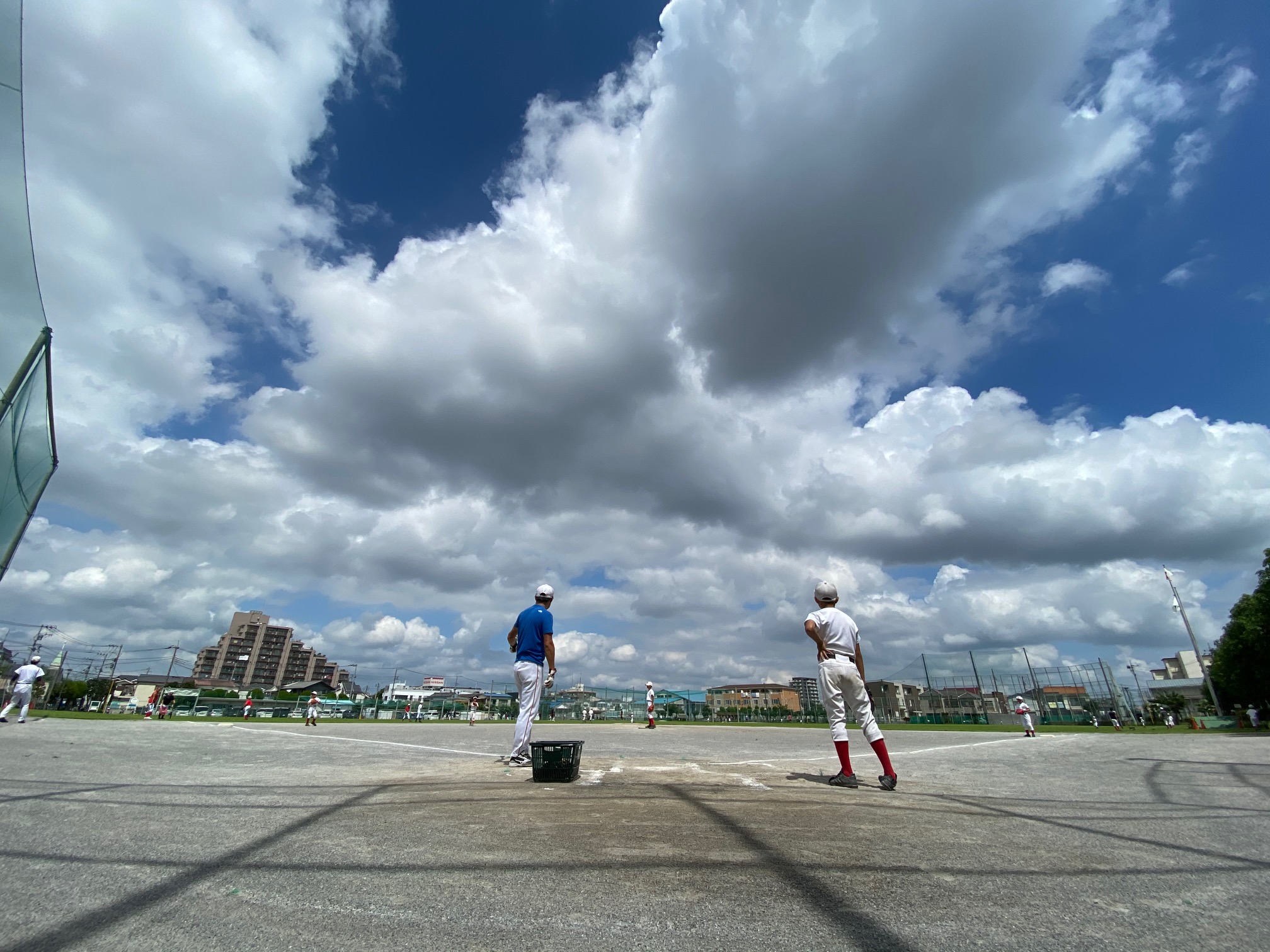 午前中の平野運動場は夏の分厚い雲が印象的でした