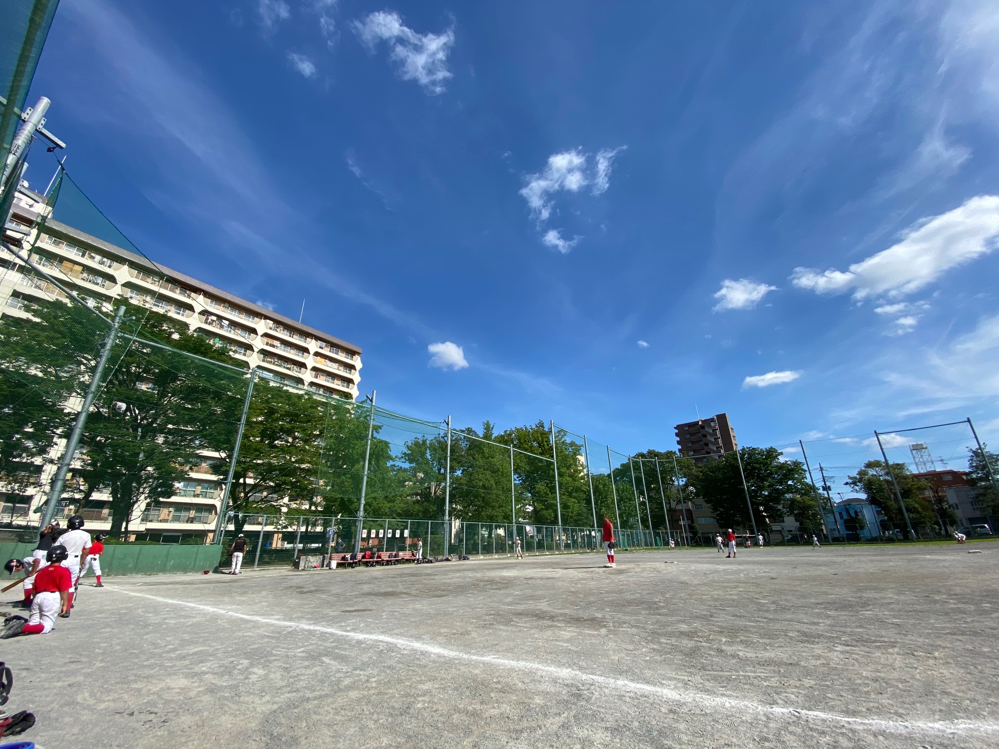 午後の保木間では雲も抜け、ヒリヒリする日差しの中選手たちは練習に励みました