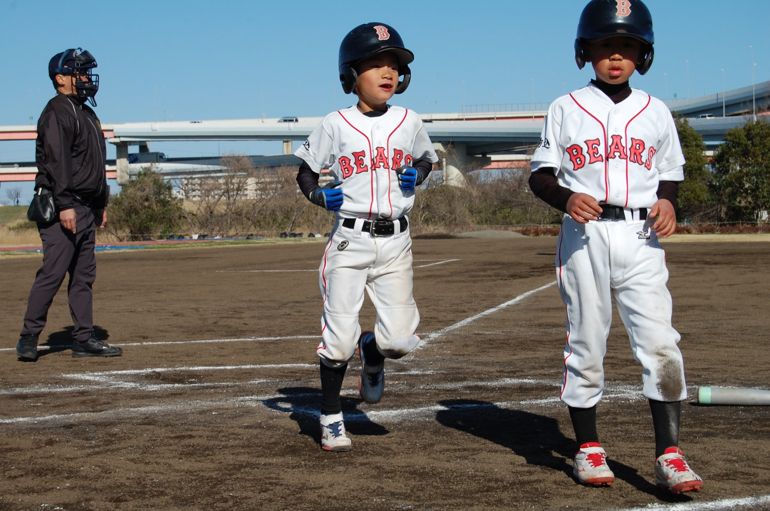 見事なバントで出塁！　